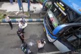 Pemeriksaan kelaikan bus di Terminal Purabaya. Petugas memeriksa kelengkapan dan keabsahan dokumen bus Lebaran di Terminal Purabaya, Bungurasih, Sidoarjo, Jawa Timur, Kamis (28/3/2024). Pemeriksaan kelaikan angkutan umum meliputi kelengkapan surat-surat dan komponen kendaraan tersebut bertujuan untuk mencegah risiko kecelakaan transportasi darat menjelang arus mudik Lebaran 2024. ANTARA FOTO/Umarul FaruqANTARA FOTO/Umarul Faruq (ANTARA FOTO/Umarul Faruq)