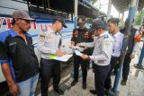 Pemeriksaan kelaikan bus di Terminal Purabaya. Petugas memeriksa kelengkapan dan keabsahan dokumen bus Lebaran di Terminal Purabaya, Bungurasih, Sidoarjo, Jawa Timur, Kamis (28/3/2024). Pemeriksaan kelaikan angkutan umum meliputi kelengkapan surat-surat dan komponen kendaraan tersebut bertujuan untuk mencegah risiko kecelakaan transportasi darat menjelang arus mudik Lebaran 2024. ANTARA Jatim/Umarul Faruq