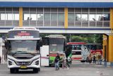Penambahan armada angkutan lebaran di Terminal Purabaya. Armada bus angkutan Lebaran membawa penumpang berangkat dari Terminal Purabaya, Bungurasih, Sidoarjo, Jawa Timur, Kamis (28/3/2024). Pengelola Terminal Purabaya mempersiapkan sekitar 2000 armada bus Antar Kota Dalam Provinsi (AKDP) dan 100 armada bus dengan rute Antar Kota Antar Provinsi (AKAP) untuk membantu memperlancar perjalanan pemudik pada arus mudik Idul Fitri 1445 H. ANTARA jatim/Umarul Faruq