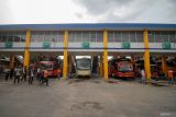 Penambahan armada angkutan lebaran di Terminal Purabaya. Sejumlah armada bus angkutan Lebaran terparkir di Terminal Purabaya, Bungurasih, Sidoarjo, Jawa Timur, Kamis (28/3/2024). Pengelola Terminal Purabaya mempersiapkan sekitar 2000 armada bus Antar Kota Dalam Provinsi (AKDP) dan 100 armada bus dengan rute Antar Kota Antar Provinsi (AKAP) untuk membantu memperlancar perjalanan pemudik pada arus mudik Idul Fitri 1445 H. ANTARA jatim/Umarul Faruq