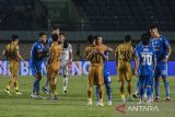 Pesepak bola Persib Bandung berpelukan dengan pesepak bola Bhayangkara FC usai pertandingan lanjutan BRI Liga 1 di Stadion Si Jalak Harupat, Kabupaten Bandung, Jawa Barat, Kamis (28/3/2024). Pertandingan berakhir imbang tanpa gol. ANTARA FOTO/Novrian Arbi/agr
