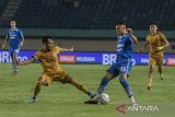 Pesepak bola Persib Bandung Stefano Beltrame (kedua kanan) berebut bola dengan pesepak bola Bhayangkara Presisi Indonesia FC Arif Satria (kedua kiri) saat pertandingan lanjutan BRI Liga 1 di Stadion Si Jalak Harupat, Kabupaten Bandung, Jawa Barat, Kamis (28/3/2024). Pertandingan berakhir imbang tanpa gol. ANTARA FOTO/Novrian Arbi/agr
