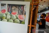 Pengunjung mengamati sebuah karya yang dipamerkan pada pameran seni solidaritas untuk Palestina di Gallery Red Raw Center, Bandung, Jawa Barat, Sabtu (30/3/2024). Pameran yang menampilkan 30 karya lukisan, foto, ilustrasi, puisi, dan rajut dari 25 orang seniman multi disiplin dari Bandung, Jakarta, Depok, Cirebon tersebut ditujukan sebagai salah satu bentuk solidaritas untuk Palestina melalui bentuk karya seni. ANTARA FOTO/Raisan Al Farisi/agr

