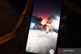 Warga memperlihatkan video saat gudang munisi daerah meledak di Batalyon Artileri Medan (Yonarmed) 07/155 GS Kodam Jaya di Ciangsana, Kabupaten Bogor, Sabtu (30/3/2024) malam. Menurut Panglima Kodam Jaya/Jayakarta kebakaran terjadi pada Sabtu (30/3) pukul 18.05 WIB dari gudang amunisi yang sudah kedaluawarsa dan tidak ada korban jiwa. ANTARA FOTO/Fakhri Hermansyah/wsj.