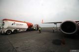 Petugas melakukan pengisian bahan bakar avtur ke pesawat di Bandara Internasional Juanda Surabaya di Sidoarjo, Jawa Timur, Senin (1/4/2024). Pertamina Patra Niaga Region Jatimbalinus menyiapkan sebanyak 3.303 kiloliter dari biasanya 2.297 kiloliter (KL) bahan bakar untuk arus mudik Idul Fitri 1445 H di Bandara Internasional Juanda. Antara Jatim/Umarul Faruq/mas