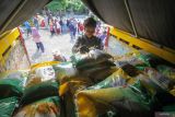 Warga antre membeli beras saat kegiatan Gerakan Pangan Murah di kantor Kecamatan Sukodono, Sidoarjo, Jawa Timur, Senin (1/4/2024). Gerakan pangan murah yang bertajuk Apel Siaga Pengamanan Pasokan dan Harga Pangan periode Hari Besar Keagamaan Nasional (HBKN) jelang Idul Fitri 2024 itu menjual berbagai macam kebutuhan pokok dengan harga lebih murah dari pasar untuk menstabilkan harga bahan pangan. Antara Jatim/Umarul Faruq/mas 