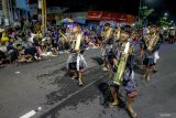 Sejumlah peserta memainkan alat musik kentongan saat mengikuti Lomba Oklik Ramadhan di Bojonegoro, Jawa Timur, Minggu (31/3/2024). Festival seni musik tradisional yang identik untuk membangunkan umat muslim sahur itu diselenggarakan guna memeriahkan bulan Ramadhan dan melestarikan kesenian di kawasan tersebut.  Antara Jatim/Muhammad Mada/Um