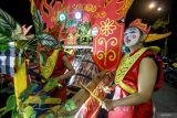 Sejumlah peserta memainkan alat musik kentongan saat mengikuti Lomba Oklik Ramadhan di Bojonegoro, Jawa Timur, Minggu (31/3/2024). Festival seni musik tradisional yang identik untuk membangunkan umat muslim sahur itu diselenggarakan guna memeriahkan bulan Ramadhan dan melestarikan kesenian di kawasan tersebut.  Antara Jatim/Muhammad Mada/Um