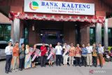 Bank Kalteng serahkan hadiah Taheta XXVII, nasabah asal Pagatan tak menyangka dapat hadiah mobil