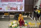 Warga membeli beras saat Gerakan Pangan Murah di Indramayu, Jawa Barat, Senin (1/4/2024). Gerakan Pangan Murah tyang digelar serentak nasional itu sebagai upaya pemerintah melakukan pengamanan pasokan dan harga kebutuhan pokok menjelang Idul Fitri. ANTARA FOTO/Dedhez Anggara./agr