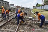 Pekerja memperbaiki wesel rel kereta api di Stasiun Ciamis, Kabupaten Ciamis, Jawa Barat, Senin (1/4/2024). PT Kereta Api Indonesia (KAI) Daerah Operasi (Daop) 2 Bandung melakukan perawatan dan perbaikan perlintasan kereta api serta menyiagakan 92 petugas pemantau khusus dan Petugas Penilik Jalur (PPJ) ekstra di 88 titik rawan bencana untuk memastikan keselamatan dan kenyamanan perjalanan mudik lebaran. FOTO ANTARA/Adeng Bustomi/agr