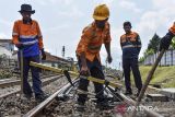 Pekerja memperbaiki wesel rel kereta api di Stasiun Ciamis, Kabupaten Ciamis, Jawa Barat, Senin (1/4/2024). PT Kereta Api Indonesia (KAI) Daerah Operasi (Daop) 2 Bandung melakukan perawatan dan perbaikan perlintasan kereta api serta menyiagakan 92 petugas pemantau khusus dan Petugas Penilik Jalur (PPJ) ekstra di 88 titik rawan bencana untuk memastikan keselamatan dan kenyamanan perjalanan mudik lebaran. FOTO ANTARA/Adeng Bustomi/agr