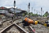 Pekerja memperbaiki wesel rel kereta api di Stasiun Ciamis, Ciamis, Jawa Barat, Senin (1/4/2024). PT Kereta Api Indonesia (KAI) Daerah Operasi (Daop) 2 Bandung melakukan perawatan dan perbaikan perlintasan kereta api serta menyiagakan 92 petugas pemantau khusus dan Petugas Penilik Jalur (PPJ) ekstra di 88 titik rawan bencana untuk memastikan keselamatan dan kenyamanan perjalanan mudik lebaran. FOTO ANTARA/Adeng Bustomi/agr
