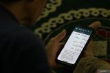 Umat Islam membaca Al Quran digital saat beriktikaf di Masjid Nasional Al Akbar Surabaya, Jawa Timur, Senin (1/4/2024) dini hari. Iktikaf yang dilakukan 10 hari menjelang berakhirnya bulan Ramadhan itu untuk meraih malam kemuliaan (Lailatul Qadar) dengan membaca Al Quran, Salat Tahajud (malam) dan berdzikir. Antara Jatim/Didik Suhartono/mas.