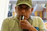 Sopir bus menjalani pemeriksaan dengan alat pengukur kadar alkohol dalam nafas di Terminal Purabaya, Bungurasih, Sidoarjo, Jawa Timur, Selasa (2/4/2024). Pemeriksaan kesehatan tersebut upaya untuk mengantisipasi potensi kecelakaan dalam rangka memberikan kenyamanan dan keamanan bagi para pemudik lebaran. Antara Jatim/Umarul Faruq/mas