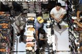 Warga memilih sepatu yang dijual di Royal Plaza, Surabaya, Jawa Timur, Selasa (2/4/2024). Pusat perbelanjaan itu ramai dikunjungi warga yang membeli berbagai keperluan untuk merayakan Lebaran 2024. Antara Jatim/Didik Suhartono/um