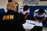 Petugas Badan Narkotika Nasional (BNN) melakukan pemeriksaan narkotika kepada masinis serta petugas PT KAI di Madiun, Jawa Timur, Selasa (2/4/2024). Pemeriksaan narkoba yang dilakukan secara mendadak tersebut untuk memastikan petugas operasional Kereta Api (KA) dan petugas stasiun KA dalam kondisi sehat serta bebas dari penyalahgunaan narkoba guna menjamin keselamatan perjalanan KA selama angkutan Lebaran. Antara Jatim/Siswowidodo/um