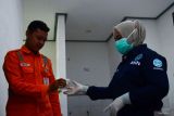Petugas PT KAI menyerahkan sampel urine kepada petugas Badan Narkotika Nasional (BNN) saat pemeriksaan narkotika kepada masinis serta petugas PT KAI di Madiun, Jawa Timur, Selasa (2/4/2024). Pemeriksaan narkoba yang dilakukan secara mendadak tersebut untuk memastikan petugas operasional Kereta Api (KA) dan petugas stasiun KA dalam kondisi sehat serta bebas dari penyalahgunaan narkoba guna menjamin keselamatan perjalanan KA selama angkutan Lebaran. Antara Jatim/Siswowidodo/um