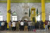 Umat Islam melaksanakan shalat Ashar di Masjid Lama Gang Bengkok, Medan, Sumatera Utara, Senin (18/3/2024). ANTARA FOTO/Fransisco Carolio/aww.