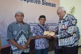 Pemkab Sleman menyalurkan bantuan bagi warga tidak mampu dan anak yatim