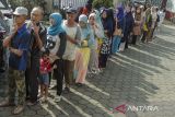 Warga antre untuk mendapatkan kupon pembelian sembako saat operasi pasar bersubsidi di Cisarua, Cikole, Kota Sukabumi, Jawa Barat, Selasa (2/4/2024). Pemerintah Kota Sukabumi menggelar operasi pasar bersubsidi dengan menyediakan 2.000 paket kebutuhan pokok yang berisi gula, beras dan minyak goreng guna menstabilkan pasokan dan harga bahan pokok menjelang Idul Fitri 1445 H. ANTARA FOTO/Henry Purba/agr