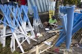 Pekerja menyelesaikan pengecatan bambu pembatas jalan di pos Lantas Lingkar Lohbener, Indramayu, Jawa Barat, Selasa (2/4/2023). Satlantas Polres Indramayu mulai menyiapkan pembatas jalan yang terbuat dari bambu dan akan dipasang di jalur mudik sehingga para pemudik bisa melintas jalur pantura dengan lancar dan aman. ANTARA FOTO/Dedhez Anggara/agr
