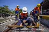 Pekerja melakukan perawatan jalur kereta api di Stasiun Jatibarang, Indramayu, Jawa Barat, Selasa (2/4/2024). PT KAI Daop 3 Cirebon melakukan perbaikan jalur kereta api di sepanjang jalur kereta wilayah Daop 3 Cirebon untuk kesiapan menghadapi masa angkutan Lebaran 1445 H. ANTARA FOTO/Dedhez Anggara/agr