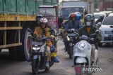 Pemudik melintas di jalur Pantura Lohbener, Indramayu, Indramayu, Jawa Barat, Rabu (3/4/2024). Memasuki H-7 Lebaran, sejumlah pemudik yang menggunakan kendaraan roda dua mulai melintas di jalur pantura dan memilih mudik lebih awal untuk menghindari kepadatan lalu lintas. ANTARA FOTO/Dedhez Anggara/agr
