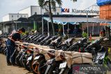 Petugas merapikan sepeda motor milik peserta program mudik motor gratis di Stasiun Kiaracondong, Bandung, Jawa Barat, Rabu (3/4/2024). Pada H-7 Idul Fitri 1445 H, PT KAI Daop 2 memberangkatkan sebanyak 59 motor ke arah timur serta 61 ke arah barat pada program mudik motor gratis di Stasiun Kiaracondong. ANTARA FOTO/Raisan Al Farisi/agr