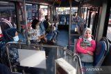 Penumpang duduk di dalam bus Trans Metro Dewata di Terminal Tipe C Ubung, Denpasar, Bali, Rabu (3/4/2024). Organisasi Angkutan Darat (Organda) Bali menyediakan 105 unit bus Trans Metro Dewata untuk melayani para pemudik ke Terminal Tipe A Mengwi dan Bandara I Gusti Ngurah Rai pada arus mudik sekaligus melayani wisatawan saat liburan Lebaran 2024. ANTARA FOTO/Nyoman Hendra Wibowo/wsj.