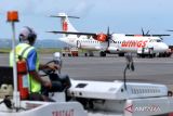 Pesawat udara terparkir di Bandara Internasional I Gusti Ngurah Rai, Badung, Bali, Rabu (3/4/2024). Pengelola Bandara Bali mencatat telah menerima permohonan extra flight atau penerbangan tambahan sebanyak 216 jadwal penerbangan rute domestik dengan kapasitas 44.408 kursi penumpang yang tersedia untuk melayani lonjakan penumpang pada periode libur panjang Hari Raya Idul Fitri 1445 H. ANTARA FOTO/Fikri Yusuf/wsj.