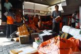 Petugas mengangkat paket barang dari mobil pengangkut saat tiba di Kantor Pos Madiun, Jawa Timur, Rabu (3/4/2024). Menurut data di kantor pos tersebut menjelang lebaran terjadi peningkatan penerimaan paket datang sebanyak 24.834 paket pada Februari 2024 meningkat  menjadi 31.168 paket pada Maret atau mengalami kenaikan 6.334 (25,5 persen), sedangkan paket terkirim dari 27.809 menjadi 34.788 paket atau naik 6.979 (25 persen). Antara Jatim/Siswowidodo/mas.