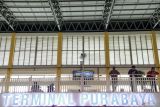 Calon penumpang menunggu di ruang tunggu Terminal Purabaya, Bungurasih, Sidoarjo, Jawa Timur, Kamis (4/4/2024). Berdasarkan Data Terminal Purabaya, jumlah penumpang mencapai 24.200 penumpang yang diangkut oleh 1.100 armada bus dari biasanya 17.118 penumpang per hari dan di prediski terjadi puncak pada Jumat (5/4/2024). Antara Jatim/Umarul Faruq/mas