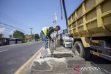 Petugas memasang beton pembatas jalan saat menutup tempat putar arah di jalur pantura Lohbener, Indramayu, Jawa Barat, Kamis (4/4/2024). Penutupan itu untuk memperlancar dan mencegah kecelakaan saat arus mudik Lebaran. ANTARA FOTO/Dedhez Anggara/agr