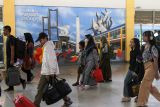 Calon penumpang membawa barang bawaannya di Terminal Purabaya, Bungurasih, Sidoarjo, Jawa Timur, Jumat (5/4/2024). Data Terminal Purabaya menyebutkan volume penumpang selama lebaran mulai tanggal 1-4 April 2024 total sebanyak 36.446 penumpang telah menaiki bus, jumlah tersebut didapat dari 15.858 kedatangan penumpang dan 20.588 keberangkatan penumpang. Antara Jatim/Umarul Faruq/mas