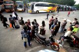 Calon penumpang menunggu bus di Terminal Purabaya, Bungurasih, Sidoarjo, Jawa Timur, Jumat (5/4/2024). Data Terminal Purabaya menyebutkan volume penumpang selama lebaran mulai tanggal 1-4 April 2024 total sebanyak 36.446 penumpang telah menaiki bus, jumlah tersebut didapat dari 15.858 kedatangan penumpang dan 20.588 keberangkatan penumpang. Antara Jatim/Umarul Faruq/mas