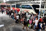 Calon penumpang menunggu bus di Terminal Purabaya, Bungurasih, Sidoarjo, Jawa Timur, Jumat (5/4/2024). Data Terminal Purabaya menyebutkan volume penumpang selama lebaran mulai tanggal 1-4 April 2024 total sebanyak 36.446 penumpang telah menaiki bus, jumlah tersebut didapat dari 15.858 kedatangan penumpang dan 20.588 keberangkatan penumpang. Antara Jatim/Umarul Faruq/mas