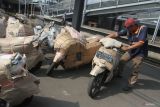 Pekerja menata paket sepeda motor di Stasiun Malang, Jawa Timur, Jumat (5/4/2024). Pengusaha jasa layanan paket setempat menyebutkan permintaan pengiriman sepeda motor melalui kereta api menjelang lebaran meningkat dua kali lipat yakni dari 20 unit menjadi 40 unit per hari terutama dengan tujuan kota Bandung dan Jakarta. Antara Jatim/Ari Bowo Sucipto/um