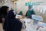 Sejumlah nasabah mendapatkan fasilitas layanan di Kantor BSI Cabang Banda Aceh, Provinsi Aceh, Rabu (3/4/2024). Bank Syariah Indonesia (BSI) menyediakan layanan weekend banking yang tetap beroperasi saat libur nasional dan akhir pekan, dan bahkan dalam libur nasional Lebaran Idul Fitri 1445 H, BSI Aceh juga membuka 89 kantor cabang weekend banking di seluruh Aceh. Layanan ini tersebar di wilayah Banda Aceh, Lhokseumawe dan Meulaboh, mulai pukul 08.00 hingga 14.00 WIB. ANTARA/Khalis Surry
