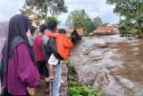 Banjir lahar dingin Gunung Marapi, jalan lintas Bukittinggi-Padang putus