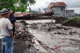 Banjir lahar dingin Marapi putuskan jalan lintas Bukittinggi-Padang