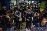 Pemudik mengantre masuk ke peron kereta api jarak jauh di Stasiun Kiaracondong, Bandung, Jawa Barat, Jumat (5/4/2024). PT KAI Daop Dua Bandung mencatat terjadi peningkatan pemudik sedikitnya 5.000 penumpang per hari yang menggunakan kereta api jarak jauh berdasarkan tiket yang terjual mulai dari H-5 hingga H-1 Idul Fitri 1445 Hijriah. ANTARA FOTO/Novrian Arbi/agr