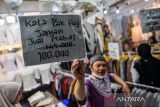 Pedagang menunjukan papan harga di pusat perbelanjaan Pasar Baru Trade Center, Bandung, Jawa Barat, Jumat (5/4/2024). Warga mengunjungi sejumlah pusat perbelanjaan di Kota Bandung untuk membeli aneka kebutuhan jelang lebaran. ANTARA FOTO/Raisan Al Farisi/agr
