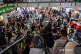 Warga memadati pusat perbelanjaan Pasar Baru Trade Center, Bandung, Jawa Barat, Jumat (5/4/2024). Warga mengunjungi sejumlah pusat perbelanjaan di Kota Bandung untuk membeli aneka kebutuhan jelang lebaran. ANTARA FOTO/Raisan Al Farisi/agr
