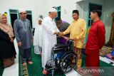 Pemkab Natuna memberikan alat bantu kepada penyandang disabilitas