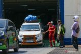 Sejumlah kendaraan turun dari kapal di Pelabuhan Ketapang, Banyuwangi, Jawa Timur, Sabtu (6/4/2024). Data PT ASDP Indonesia Ferry mencatat pada H-4 Idul Fitri sebanyak 20.043 penumpang menyeberang dari Jawa Ke Bali sedangkan dari Bali menuju Jawa sebanyak 44.125 penumpang dan diprediksi akan terus meningkat. Antara Jatim/Budi Candra Setya/mas.