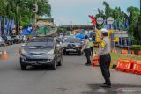 Polantas mengatur kendaraan yang melintas menuju Pelabuhan Merak di jalan Cikuasa Atas, Kota Cilegon, Banten, Sabtu (6/4/2024). Korlantas Polri memberlakukan rekayasa arus lalu lintas dengan skema 