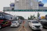 Polantas mengatur kendaraan yang melintas menuju Pelabuhan Merak di jalan Cikuasa Atas, Kota Cilegon, Banten, Sabtu (6/4/2024). Korlantas Polri memberlakukan rekayasa arus lalu lintas dengan skema 