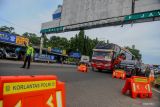 Polantas mengatur kendaraan yang melintas menuju Pelabuhan Merak di jalan Cikuasa Atas, Kota Cilegon, Banten, Sabtu (6/4/2024). Korlantas Polri memberlakukan rekayasa arus lalu lintas dengan skema 