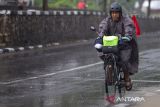 Pemudik menggunakan sepeda melintas di jalur pantura Arjawinagun, Cirebon, Jawa Barat, Sabtu (6/4/2024). Beragam cara dilakukan para pemudik agar bisa kembali ke kampung halaman untuk berlebaran, salah satunya dengan menggunakan sepeda. ANTARA FOTO/Dedhez Anggara/agr
